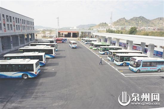 移到枢纽站的公交车站