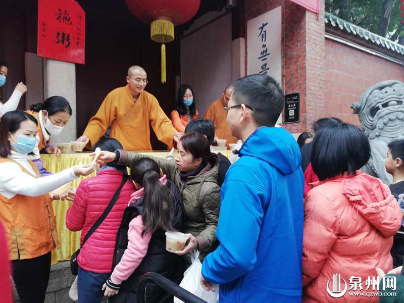 “腊八到，粥飘香。”今日是农历腊月初八，泉州少林寺、承天寺照例为民众广施腊八粥，不少市民早早前往领粥、品粥。