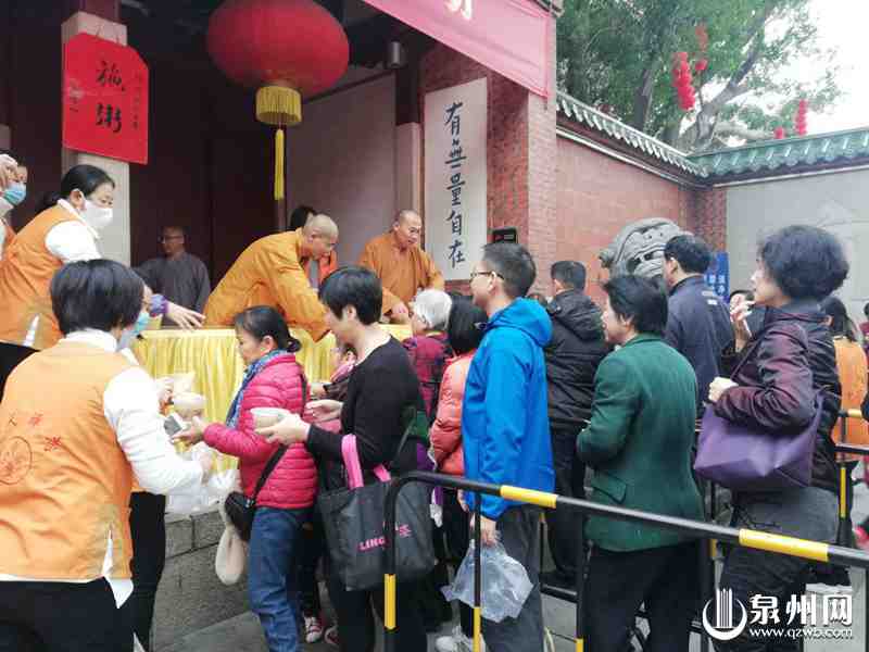 “腊八到，粥飘香。”今日是农历腊月初八，泉州少林寺、承天寺照例为民众广施腊八粥，不少市民早早前往领粥、品粥。
