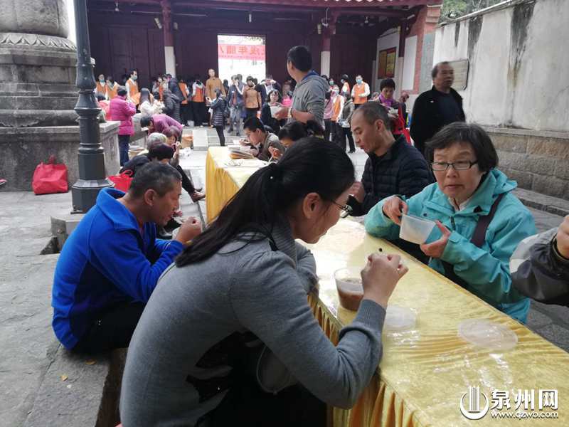 “腊八到，粥飘香。”今日是农历腊月初八，泉州少林寺、承天寺照例为民众广施腊八粥，不少市民早早前往领粥、品粥。