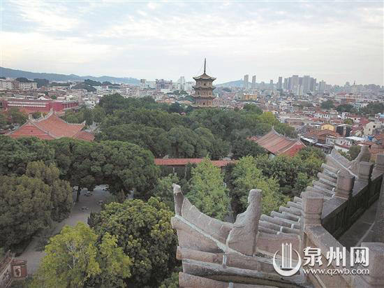 　2018年12月，记者通过无人机在西塔第四层拍摄的东塔和开元寺，尽管远处耸起幢幢高楼，但双塔始终是傲视西街古城的制高点。 （记者潘登 摄）
