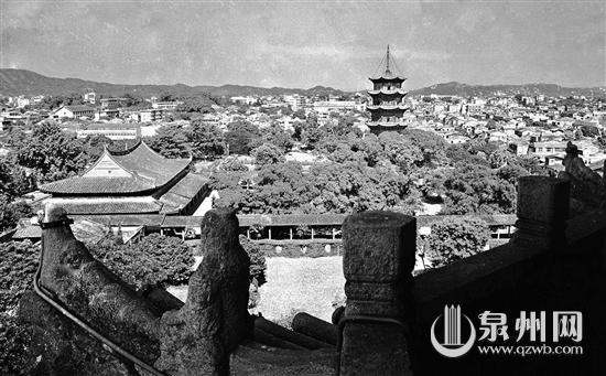 上世纪80年代，东西塔对游客开放，这是从西塔第四层拍摄的东塔和开元寺。 （陈世哲 摄）