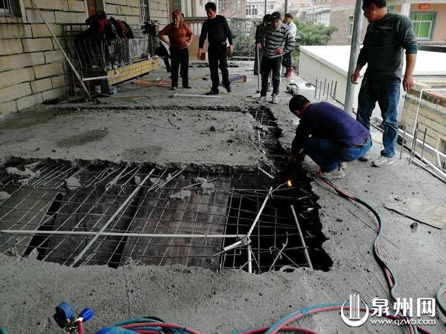 执法人员正在组织拆除的违建