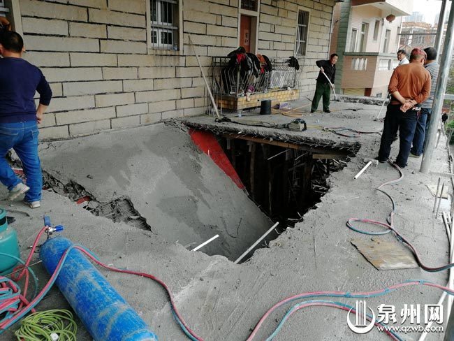 执法人员正在组织拆除的违建