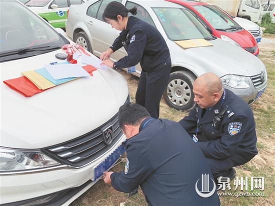 交警对车牌进行比对，发现该车牌是假牌。