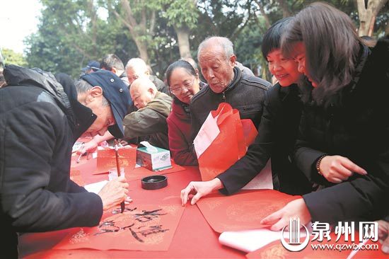 市民开心领取心仪的对联 （陈小阳 摄）