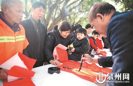 书法家现场挥毫泼墨，写春联送祝福。（陈小阳 摄）