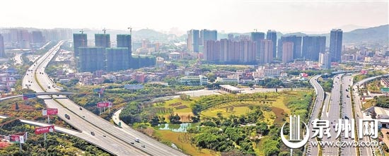 2018年11月，泉州（西福）高速口，早年双向四车道的高速路已扩建为双向八车道，当年的郊区成长为新商圈。（潘登/摄）