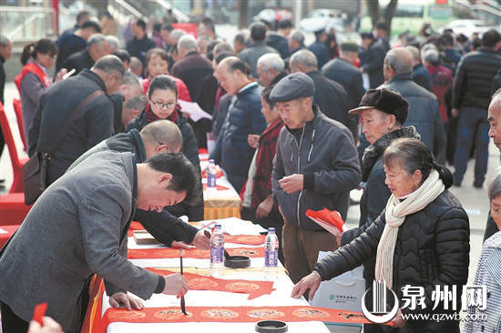 “党报送祝福 春联抒真情”德化场活动现场热闹非凡 （陈小阳 摄） 