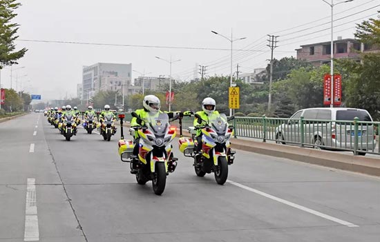 大队铁骑队整齐划一的动作、崭新的装备和魁梧的队员成为整场宣传活动的一道靓丽的风景线。