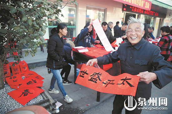手写春联年味浓 （陈小阳 摄）
