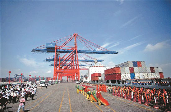 2006年8月28日,泉州首个10万吨级泊位—石湖港区10万吨级集装箱泊位举行开工仪式。 2006年8月28日,泉州首个10万吨级泊位—石湖港区10万吨级集装箱泊位举行开工仪式。