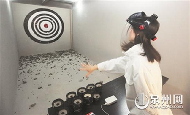 把心里不爽的人名字写在碗上狠狠甩出去