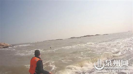 海水已淹到男子的脖子