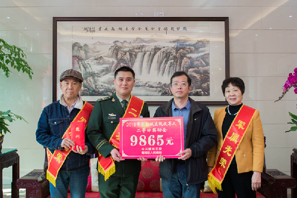 【6】鲤城区领导为吴进军颁发奖励金。 【6】鲤城区领导为吴进军颁发奖励金。