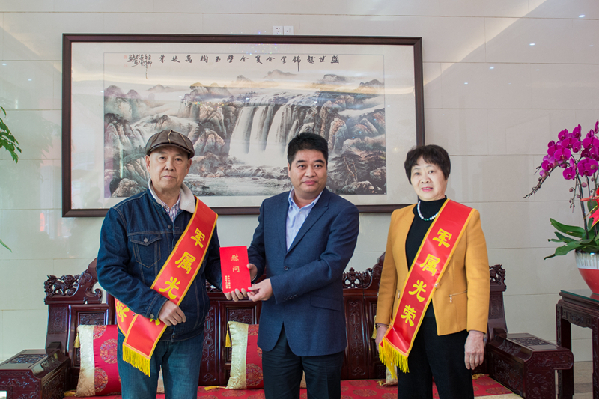 【7】鲤城区退役军人事务局领导为吴进军家属颁发慰问金。 【7】鲤城区退役军人事务局领导为吴进军家属颁发慰问金。