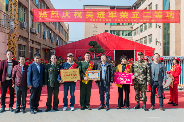【8】军地领导齐聚一堂,一人立功全村轰动。 【8】军地领导齐聚一堂,一人立功全村轰动。