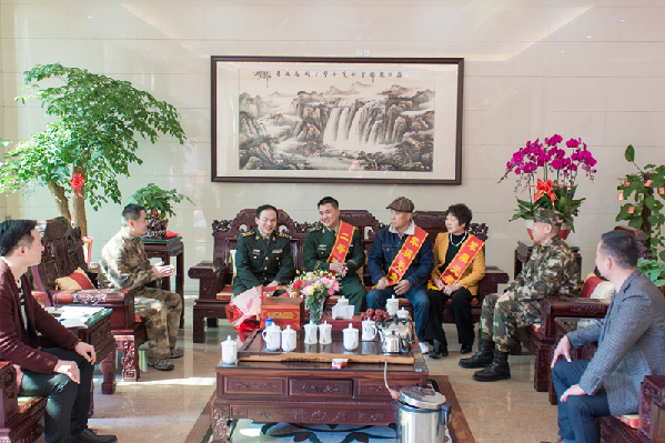 【11】鲤城人武部会同军地领导,到吴进军家中登门走访看望。 【11】鲤城人武部会同军地领导,到吴进军家中登门走访看望。