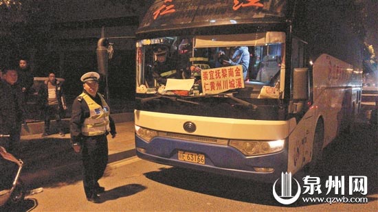 违规搭载乘客的客车被查处