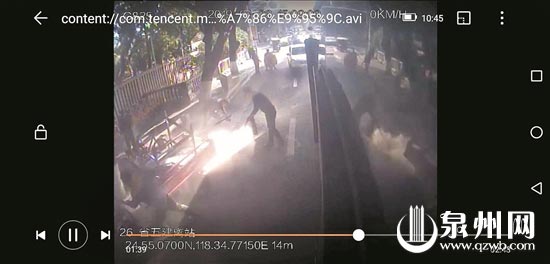 公交司机停车帮忙灭火