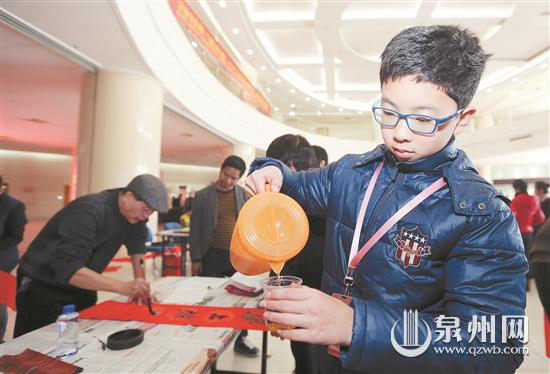 给书法家倒上一杯热茶