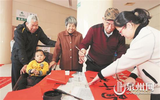 等待领取春联的喜悦