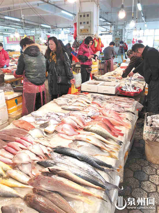 　海鲜是市民餐桌上不可缺少的年货