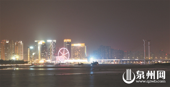 现在的泉州东海片区夜景璀璨（王柏峰/摄）