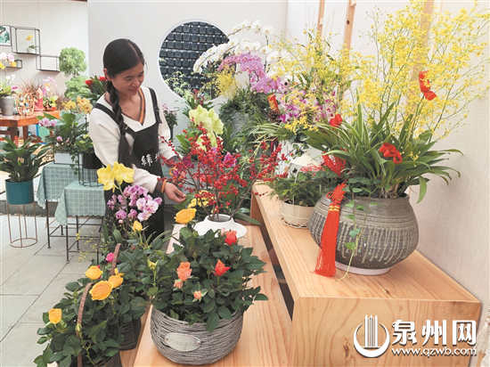 花店工作人员正在修剪年宵花