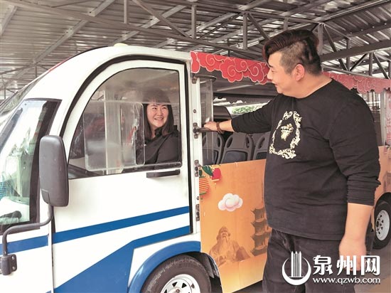 黄俊德嘱咐即将发车的妹妹注意安全