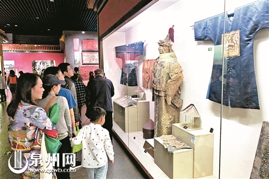 扶老携幼看光景 博物馆里过大年