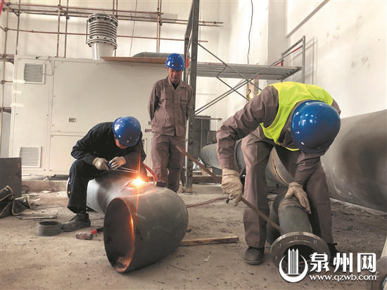 　泉州“芯谷”南安分园区工业污水处理厂里，工人们正忙着安装污水处理设备。