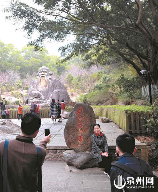 来泉务工人员在老君岩拍照留念