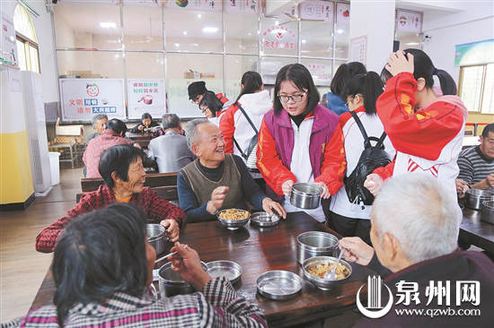 　有孩子们的陪伴，老人们的团圆饭吃得格外开心。