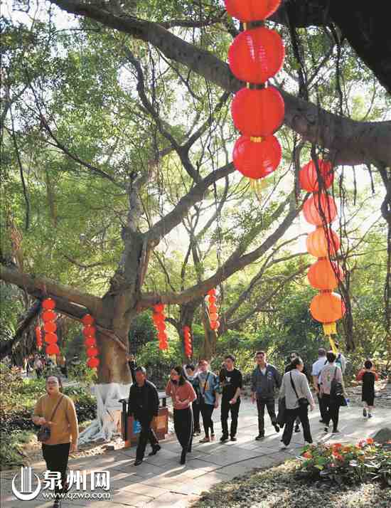 近年来，泉州致力于旅游资源的开发，将古城的非遗文化与乡村旅游结合起来，拓宽了旅游资源的开发利用。图为上海游客在泉州景区游览。