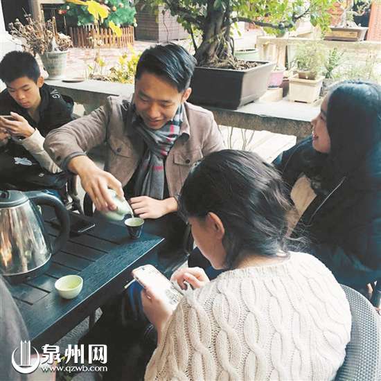 店掌柜给来泉的客人们泡茶，游客由此喜欢上了“泉州味道”。