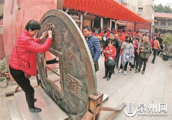 市区元妙观“钻钱眼”（陈小阳 摄）