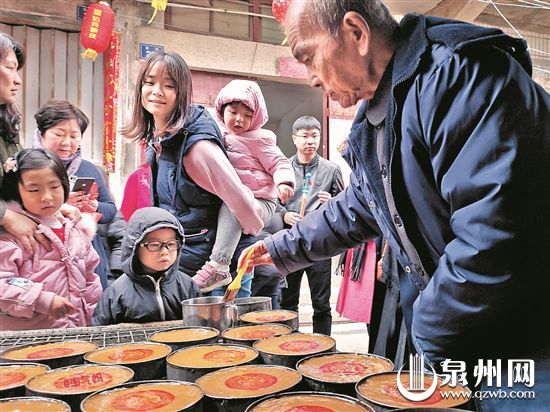老者表演制作年糕