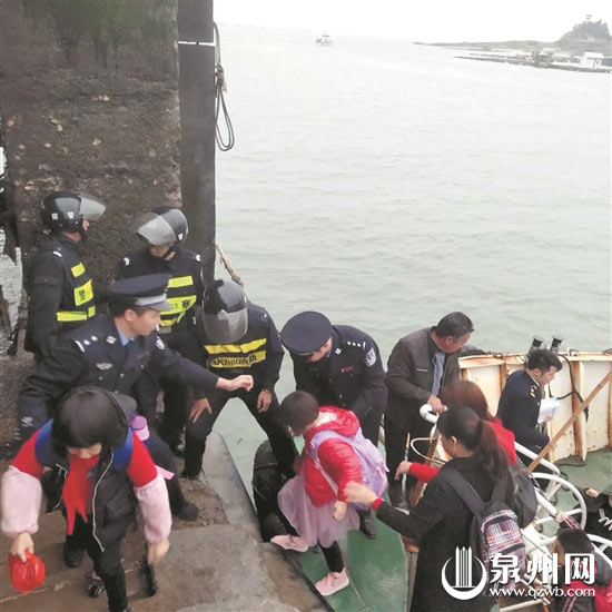 孩子乘船渡海去上学