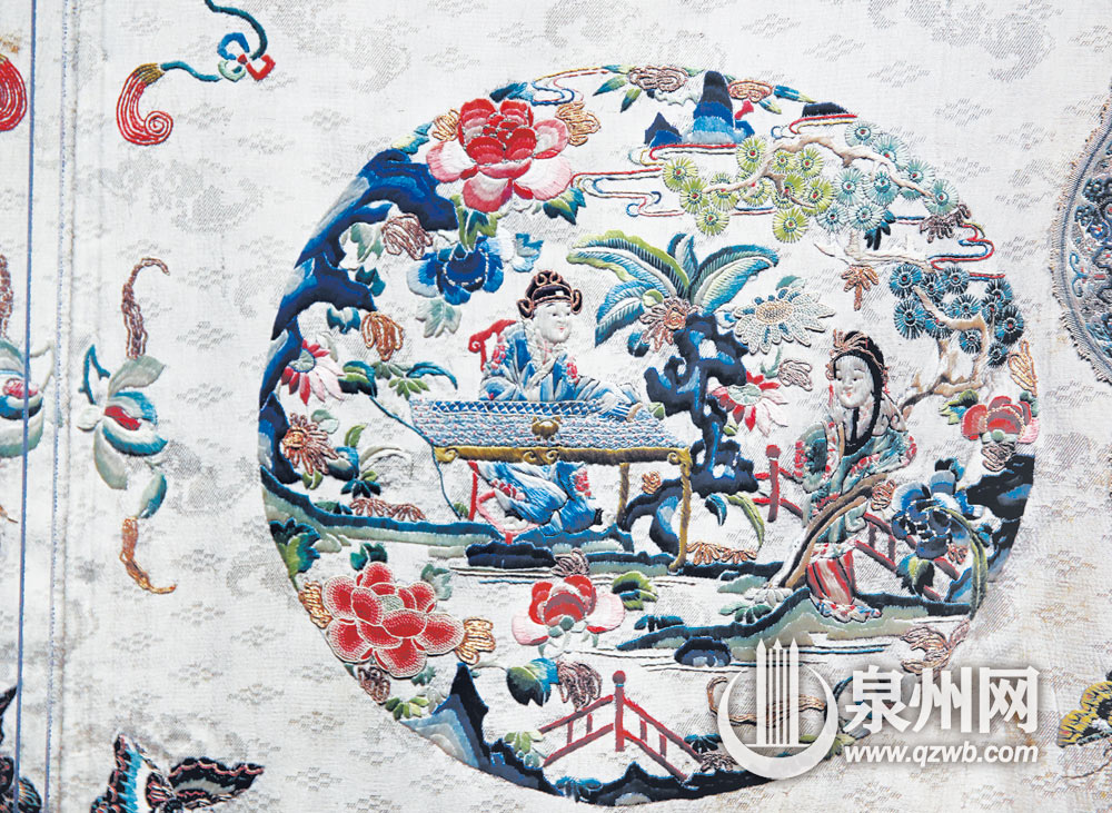 传统女装不少绣有人物和图像，描绘故事场景。