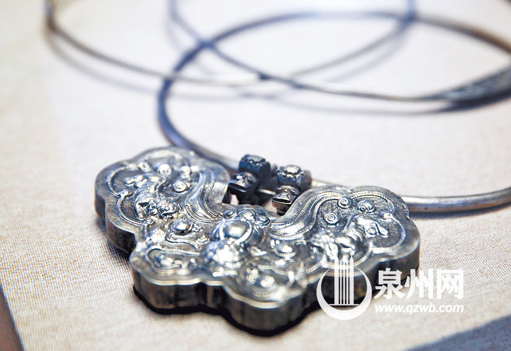 项圈式蝴蝶纹长命锁