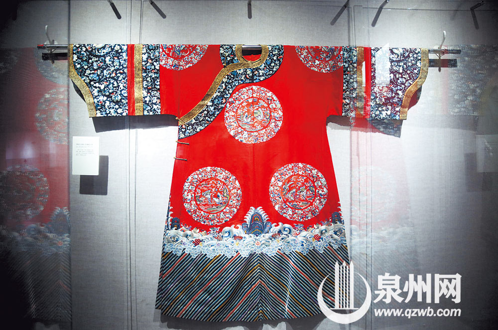 晚清时期的红色缎地八团花蝶团纹女袍