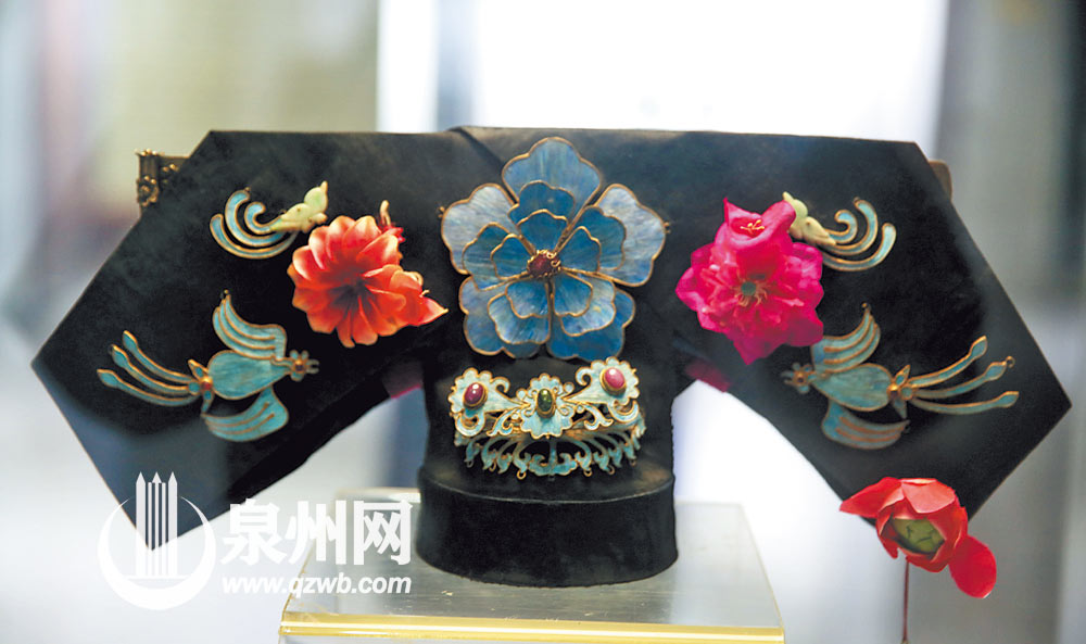 石青色凤戏牡丹点翠绢花大拉翅