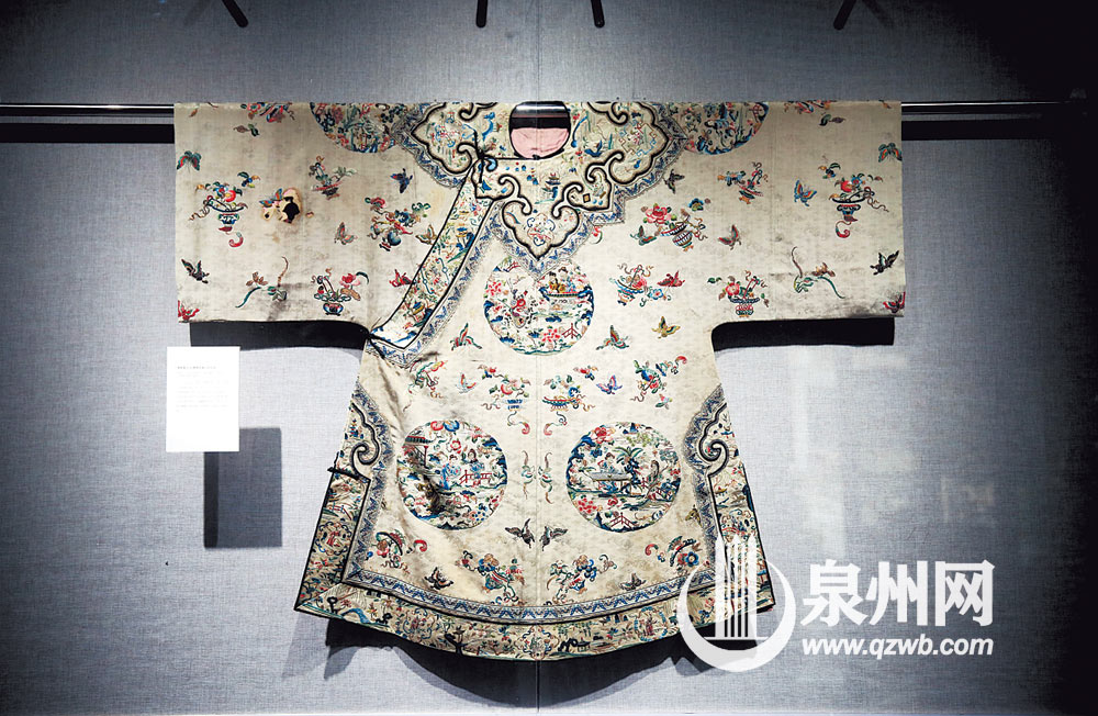 白色绸绣西厢记纹女袄