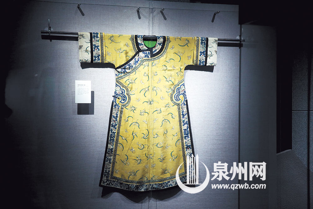 黄色缂丝墩兰纹氅衣