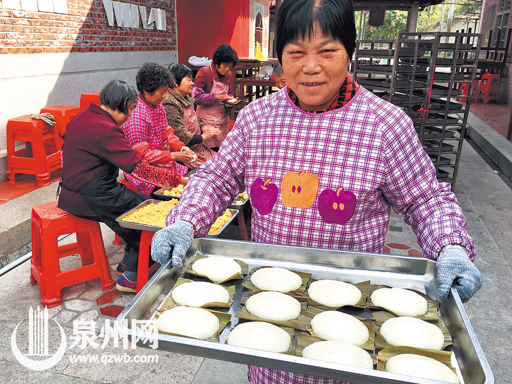 看着一屉屉蒸好的龟粿新鲜出炉，老太太掩饰不住内心的喜悦。