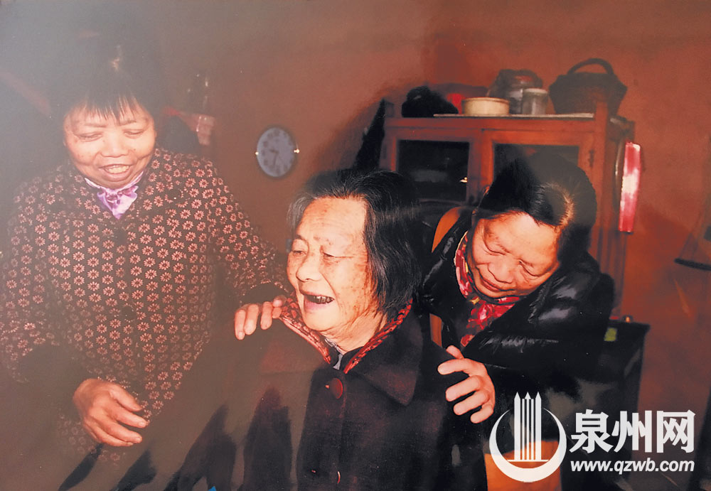 义工团将义卖所得善款用于帮助有需要的人