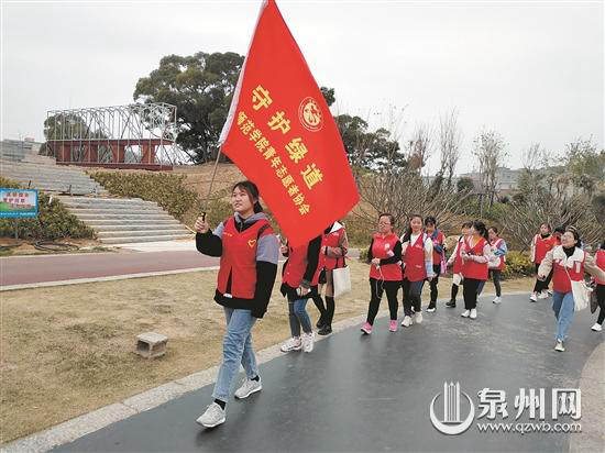志愿者一路宣传“守护最美绿道”的注意事项。 志愿者一路宣传“守护最美绿道”的注意事项。