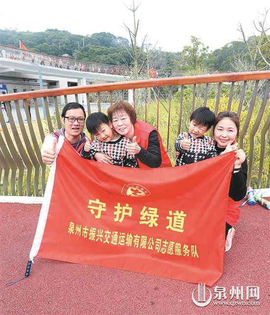 双胞胎跟着长辈一起做公益