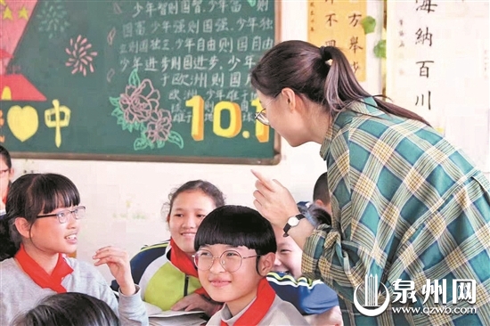 志愿者给孩子们上课